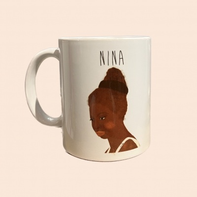 Caneca branca com ilustração de rosto feminino castanho escuro e texto NINA