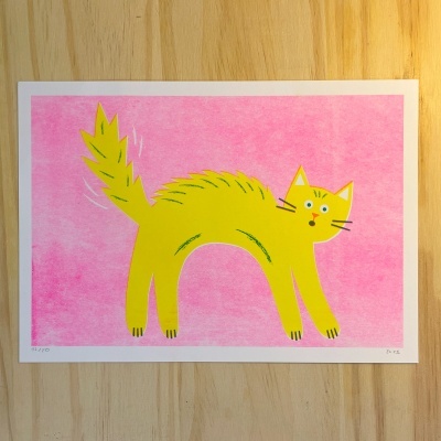 Ilustração colorida de gato amarelo com fundo rosa