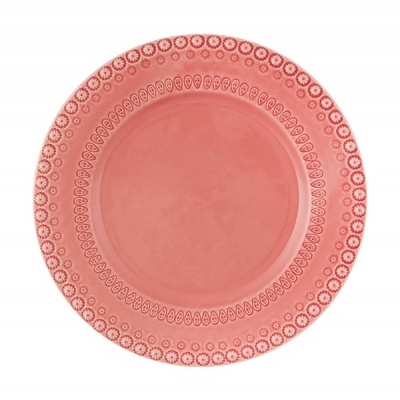 Prato redondo cor-de-rosa com padrão ornamental branco na borda.