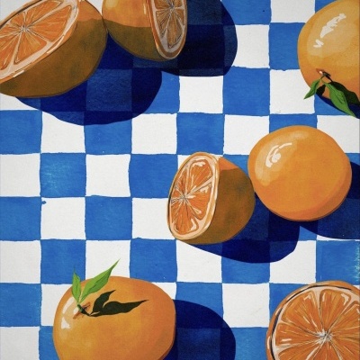 Laranjas inteiras e cortadas sobre fundo quadriculado azul e branco