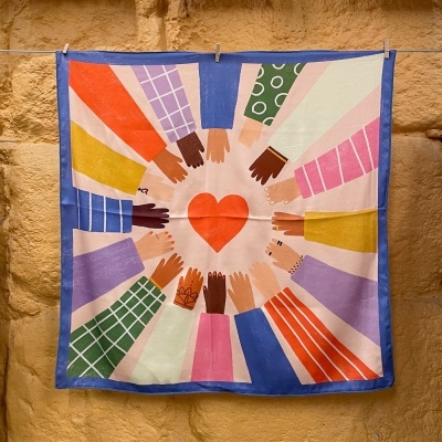Lenço quadrado com estampa de braços coloridos e coração vermelho no centro