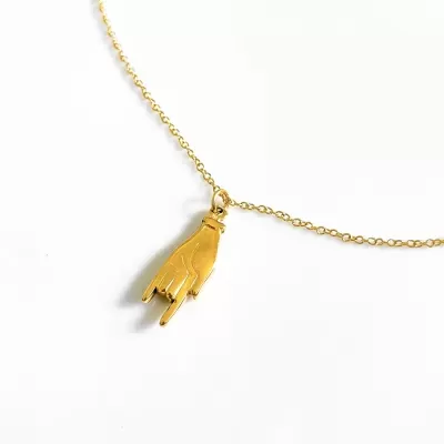 Colar dourado com pendente em forma de mão