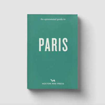 Livro azul-turquesa intitulado An opinionated guide to PARIS