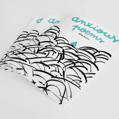 Três cadernos com capa branca, padrão preto e texto azul em fundo branco