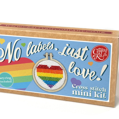 Mini kit ponto cruz com coração arco-íris e embalagem com texto
