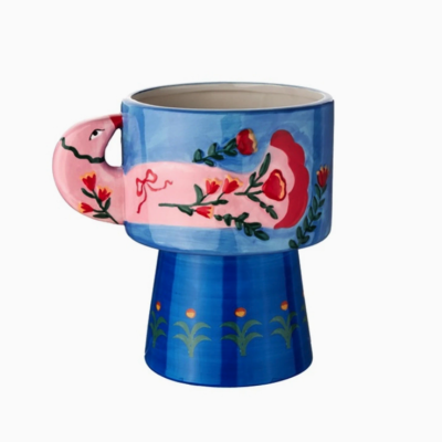 Caneca cerâmica azul com decoração floral e pega em forma de flamingo