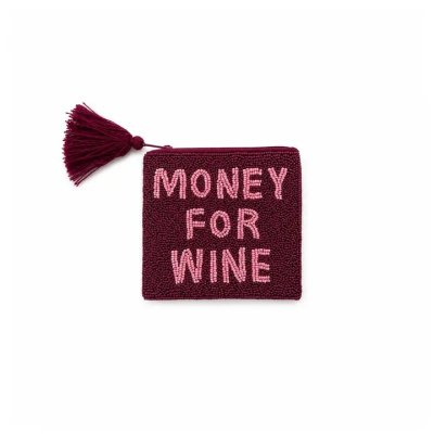 Carteira quadrada de contas cor vinho com texto MONEY FOR WINE em rosa e franja no fecho.