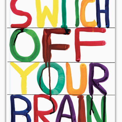Caderno com capa branca e letras coloridas com tinta a escorrer formando a frase 'SWITCH OFF YOUR BRAIN'
