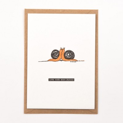 Cartão postal com ilustração de dois caracóis e texto love your body fluids