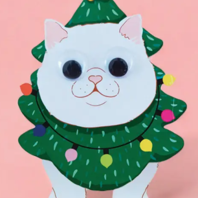 Cartão de gato branco vestido como árvore de Natal com luzes coloridas e estrela amarela