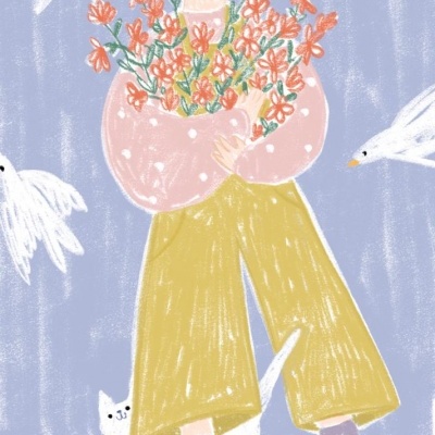 Pessoa segurando flores cor-de-rosa num campo com gaivotas e gato branco