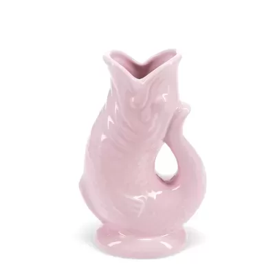 Jarro cerâmico rosa em forma de peixe com textura de escamas