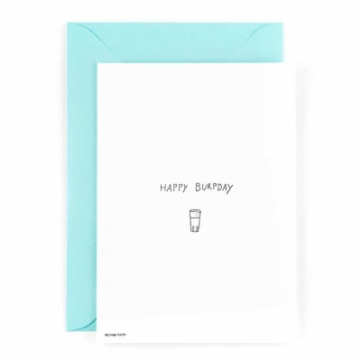 Cartão branco com texto 'HAPPY BURPDAY' e envelope azul claro