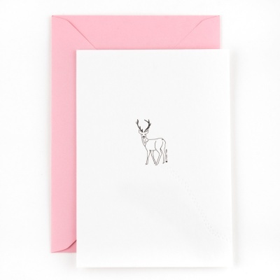 Cartão branco com desenho de veado e envelope rosa