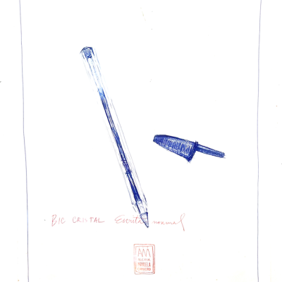 Desenho de caneta esferográfica Bic Cristal azul com tampa ao lado, em fundo branco com texto manuscrito vermelho e selo vermelho.