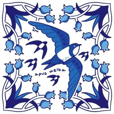 Lenço decorativo com desenho de andorinhas e flores em tons de azul