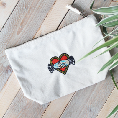 Bolsa branca de tecido com fecho de correr e decoração de coração e mãos