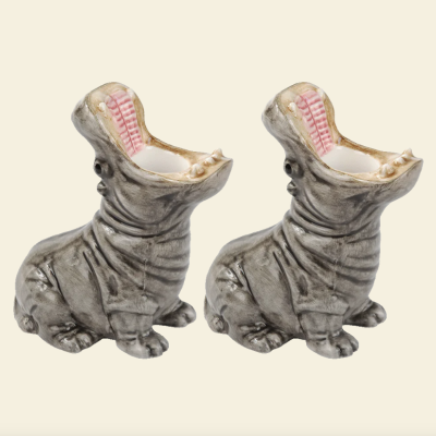 Cinzeiros em forma de hipopótamo sentados com a boca aberta, textura cinzenta e interior rosa e creme