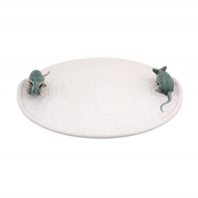 Prato cerâmico branco com relevo e dois ratos verdes decorativos