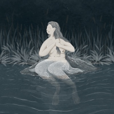 Sereia sentada numa pedra na água com vegetação ao fundo