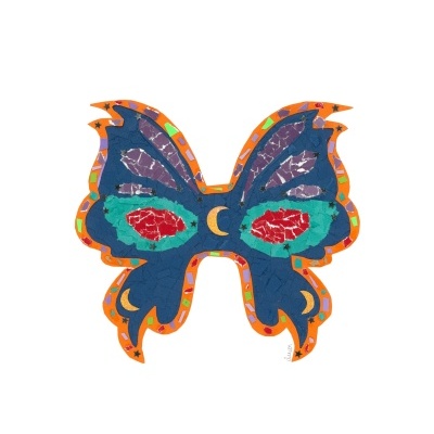 Máscara em forma de borboleta com padrão colorido vibrante