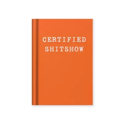 Caderno laranja com texto branco CERTIFIED SHITSHOW