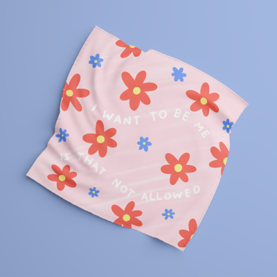 Lenço rosa com flores vermelhas e azuis e texto branco circular