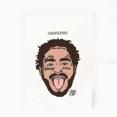 Ilustração de rosto com tatuagens e texto CONGRATULATIONS numa folha de papel branco