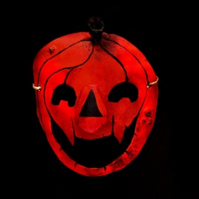 Máscara vermelha de abóbora para decoração com fundo preto