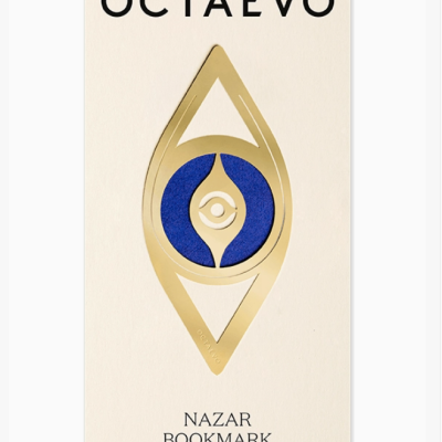 Marcador de livros dourado com design azul em cartão branco com texto OCTAEVO e NAZAR BOOKMARK.