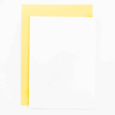 Papel branco sobre envelope amarelo claro