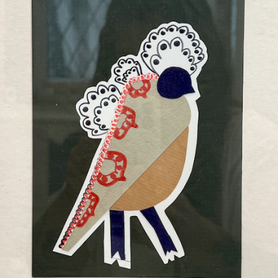 Figura de pássaro feita de recortes de papel colorido e padrão num fundo preto