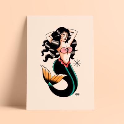 Ilustração de sereia com cabelo preto, busto rosa e cauda verde num papel branco