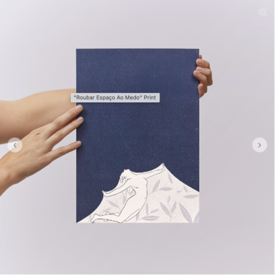 Impressão artística com fundo azul e figura feminina branca sobre padrão de folhas