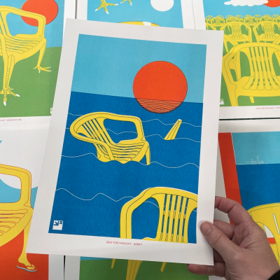 Pôster colorido com cadeiras amarelas e sol vermelho sobre fundo azul com texto na base