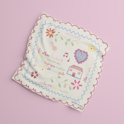 Toalha branca bordada com motivos coloridos e texto em português