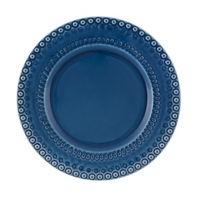 Prato azul escuro com padrão circular decorativo na borda
