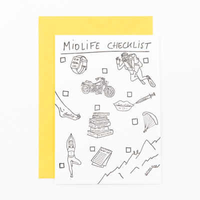 Cartão branco com ilustrações a preto e título MIDLIFE CHECKLIST sobre envelope amarelo