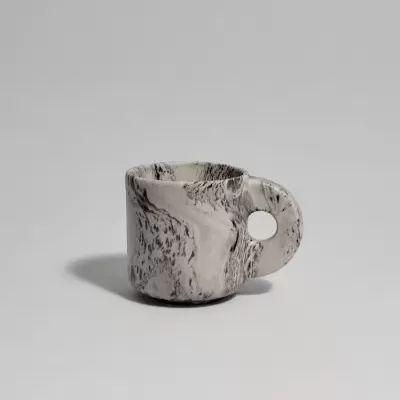 Cálice pequeno de cerâmica marmoreado bege e castanho com pega circular