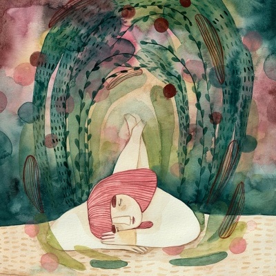 Ilustração em aquarela de pessoa de cabelo rosa deitada com cabeça apoiada num braço e formas verdes e vermelhas ao redor.
