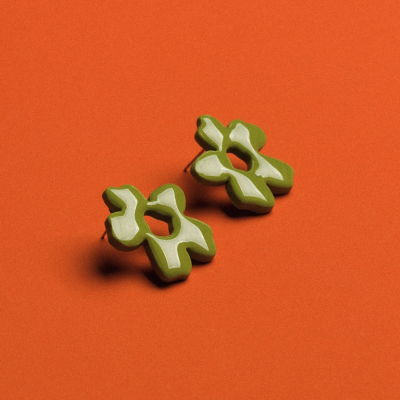 Brincos verdes em forma de flor com fundo laranja