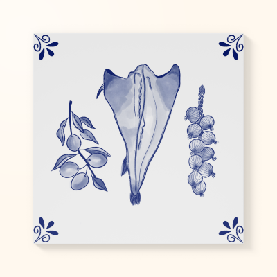 Azulejo branco com desenhos em azul de azeitonas, peixe e cebolas.