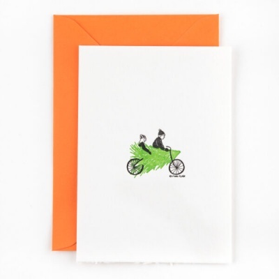 Cartão branco com ilustração de bicicleta e envelope laranja