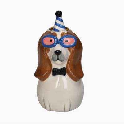 Figura decorativa em cerâmica de cão com óculos e chapéu de festa