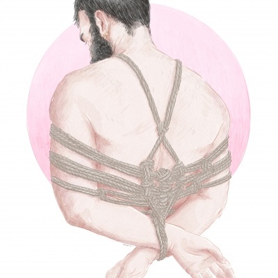 Homem amarrado com cordas em fundo rosa claro