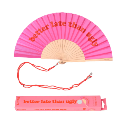 Leque rosa com madeira clara e cordão vermelho com texto 