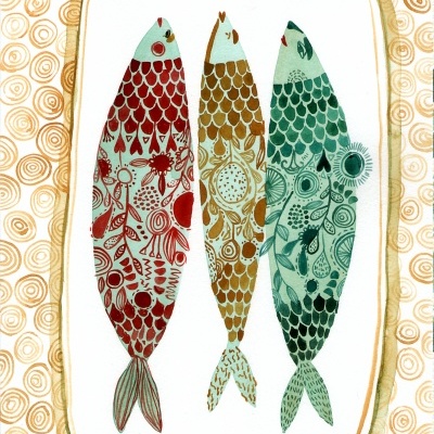 Ilustração colorida de três peixes com padrões decorativos emoldurados por padrão de círculos dourados.