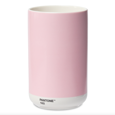 Copo em cerâmica cor-de-rosa com base branca e texto PANTONE 182