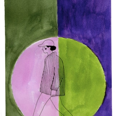 Pessoa a caminhar com roupa riscada e boné sobre fundo verde, lilás e roxo