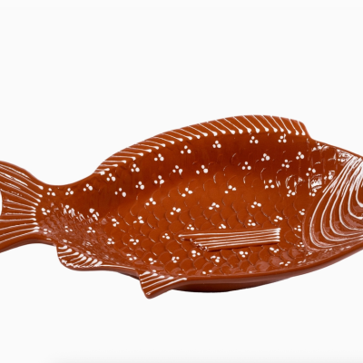 Prato cerâmico castanho em forma de peixe com pintura branca
